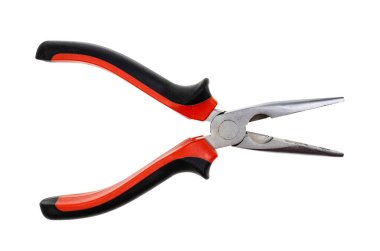 Kırmızı ve siyah kauçuk saplı çulluk burun pensesi beyaz arka planda izole edilmiş.