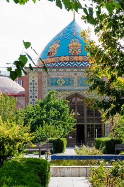 Erivan 'da, güneşli bir sonbahar gününde, yeşil adliyedeki Mavi Cami binası manzarası. Mavi Cami, Şii camii. 1766 'da inşa edilmiş.