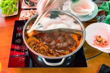 Çin mutfağı. Çorba pişirirken çift tavada haşlanmış et suyuna malzeme eklemek.