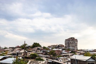 Erivan 'ın Kentron ilçesindeki eski püskü kentsel evler üzerindeki gri bulutlu gökyüzü bulutlu sonbahar gününde