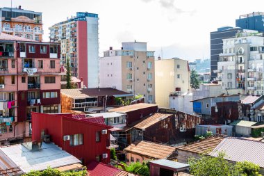 Gürcistan 'a seyahat - güneşli bir sabahta Batumi şehrinin yerleşim bölgesi manzarasının üzerinde