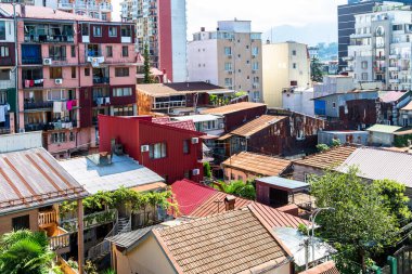 Gürcistan 'a seyahat - güneşli bir sabahta Batum şehrinin yerleşim bölgesinde yoğun kentsel gelişim manzarasının üzerinde