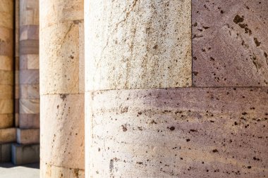 Erivan 'da kentsel yapı üzerine Ermeni tüyüyle sıralanmış sütun