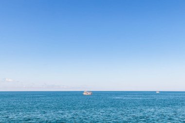 Gürcistan 'a seyahat - güneşli bir sonbahar gününde Batumi şehrinden Karadeniz manzarası
