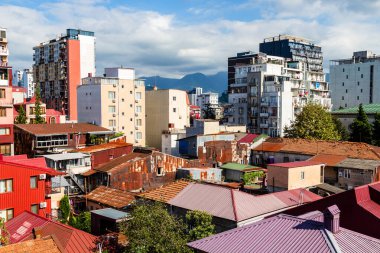 Gürcistan 'a seyahat - güneşli bir sonbahar gününde Batum şehrinin yerleşim bölgesindeki bir katlı ve çok katlı evler