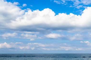 Gürcistan 'a seyahat - sonbahar günü Batumi kenti yakınlarındaki Karadeniz üzerinde alçak beyaz bulutlar
