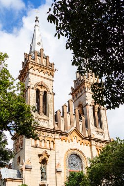 Gürcistan 'a seyahat - Batumi Katedrali' nin ön cephesi, Batumi şehrinde sonbahar günü