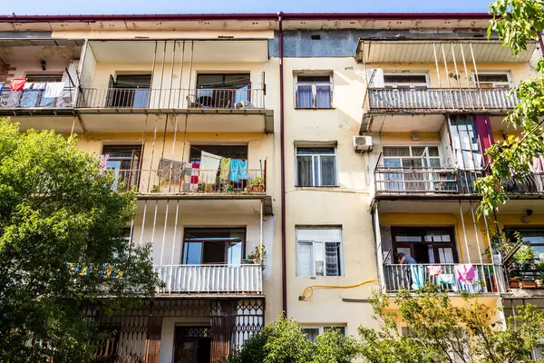 Gürcistan 'a seyahat - Batumi şehrindeki Konstantin Gamsakhurdia caddesindeki balkonda kuru çamaşırları olan apartman cephesi