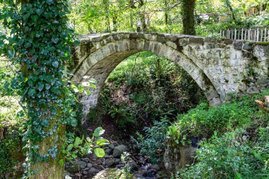 Gürcistan 'a seyahat - Mirveti Arch Köprüsü (Mirveti' nin Kraliçesi Tamar 'ın köprüsü) manzarası), Adjara' da sonbahar günü. Köprü muhtemelen 11.-13. yüzyıllarda inşa edilmiş.