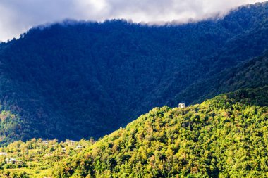 Gürcistan 'a seyahat - güneşli bir sonbahar gününde Adjara' daki Machakhela Ulusal Parkı 'ndaki aşırı gelişmiş dağların üzerinden koyu mavi bulutlar
