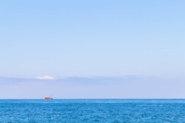 Gürcistan 'a seyahat - güneşli bir sonbahar gününde Batum şehrinden mavi gökyüzü ve Karadeniz suyu