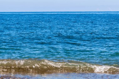 Gürcistan 'a seyahat - güneşli bir sonbahar gününde Batumi şehrinin şehir plajında Karadeniz' de dalgalar