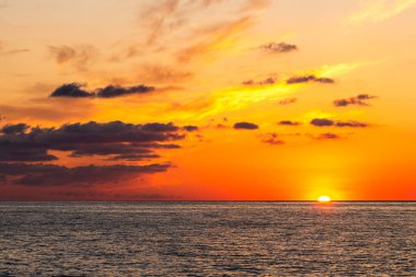 Gürcistan 'a seyahat - sonbahar akşamı Karadeniz üzerinde turuncu gün batımı gökyüzü