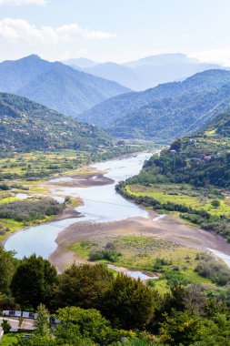 Gürcistan 'a gitmek - Chorokhi nehri manzarası dağların arasındaki eski Erge mezarlığından sonbahar günü Batumi şehrindeki dağa.