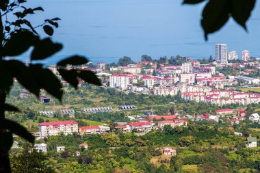 Gürcistan 'a seyahat - güneşli sonbahar gününde Sameba tepesinden yeni Batum şehri ve Karadeniz suyu manzarası