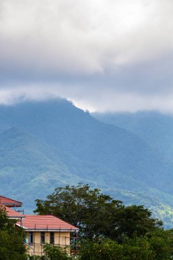 Gürcistan 'a seyahat - sonbahar günü Batumi şehrinin eteklerindeki dağların tepelerinde gri bulutlar