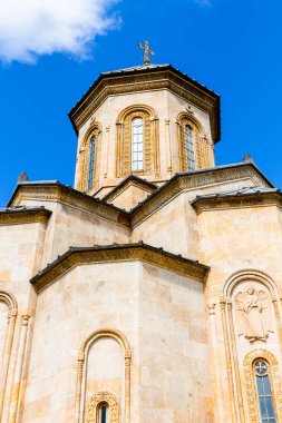 Gürcistan 'a seyahat - Güneşli bir sonbahar gününde Sameba tepesindeki Kutsal Üçlü Kilisesi' nin inşaatı
