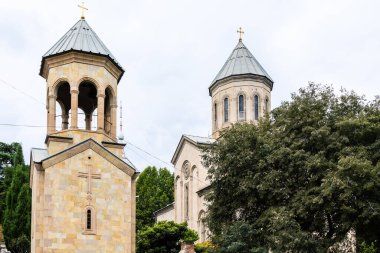 Gürcistan 'a yolculuk - Tiflis' teki Rustaveli Bulvarı 'ndaki Aziz George Ortodoks Kilisesi' nin Kashveti Kilisesi 'nin kuleleri.