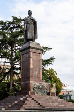 Tiflis, Gürcistan - 24 Eylül 2023: Sonbahar sabahı Tiflis 'te Rustaveli Caddesi' nde Shota Rustaveli 'nin heykeli. Anıt 1938 'de inşa edildi.
