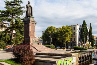 Tiflis, Gürcistan - 24 Eylül 2023: Tiflis 'te Rustaveli Bulvarı' ndaki Shota Rustaveli anıtı. Anıt 1938 'de inşa edildi.