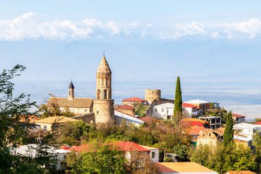 Gürcistan 'a seyahat - Gürcistan' ın Kakheti bölgesindeki Alazan vadisinde güneşli bir sonbahar gününde Katedral ile Signagi şehri ufuk çizgisi