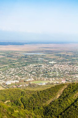 Gürcistan 'a seyahat - Gürcistan' ın Sighnaghi kasabasından Kakheti bölgesindeki Alazan vadisine güneşli bir sonbahar gününde yeşil dağ yamacı ve manzarası