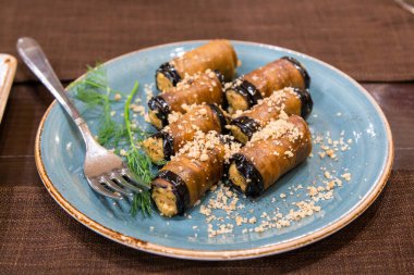 Lokantadaki geleneksel Ermeni yemeği. Patlıcan ruloları ezilmiş cevizle doldurulmuş.