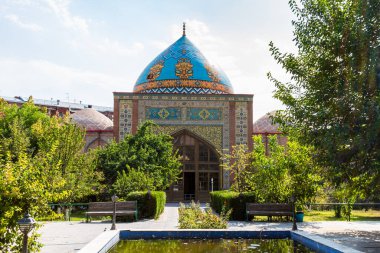 Erivan şehrinin yeşil avlusundaki Mavi Cami binası güneşli bir sonbahar gününde. Mavi Cami, Şii camii. 1766 'da inşa edilmiş.