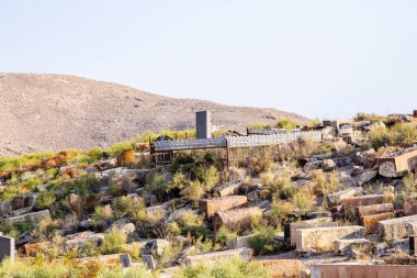 Ermenistan 'ın Ararat ovasında, Khor Virap yakınlarındaki tepedeki eski köy mezarlığı güneşli sonbahar gününde.