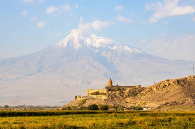 Güneşli bir sonbahar gününde Ermenistan 'daki Ararat Dağı ve Khor Virap Manastırı