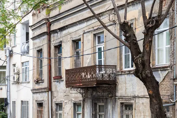 Gürcistan 'a seyahat - Tiflis' te sonbahar günü Alexander Chavchavadze caddesinde paslı balkonlu eski şehir evi