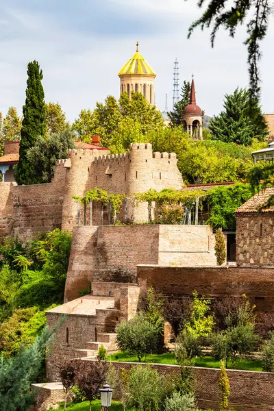 Gürcistan 'a seyahat - Darejan Sarayı' nın duvarları ve Tiflis 'in Avlabari ilçesindeki Kutsal Üçlü Katedrali' nin kubbesi güneşli sonbahar gününde