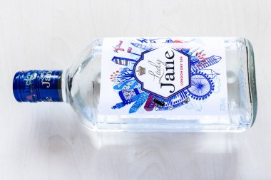 Moskova, Rusya - 1 Ekim 2024: yalancı cam şişe Lady Jane London açık kahverengi tahta üzerinde sek cin