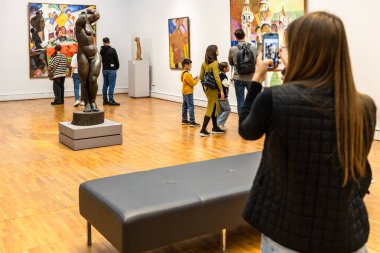 Moskova, Rusya - 27 Ekim 2024: Moskova 'daki Krimsky Val Caddesi' ndeki Yeni Tretyakov Galerisi 'nin ziyaretçileri