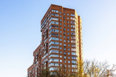 Güneşli sonbahar akşamı alacakaranlıkta yüksek katlı apartman manzarası