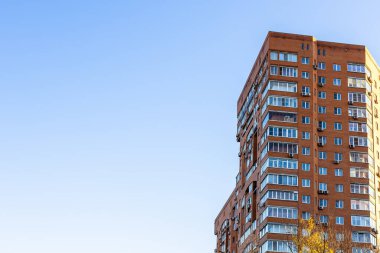 Tuğla bina ve mavi gökyüzü sonbahar akşamı alacakaranlıkta