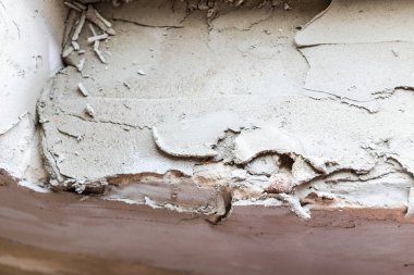 Pencere pervazındaki ilk yeni alçı tabakaları. Yakından.