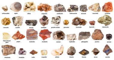 Beyaz zemin üzerinde izole edilmiş kırmızı kahverengi ham mineraller koleksiyonu (aragonit, dravite, garnet, titanit, grossular, cerussite, scapolite, rutile, achtarandite, bizmuth, andalusite, vb.)