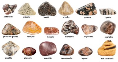 Beyaz zemin üzerinde izole edilmiş kırmızı kahverengi mineraller koleksiyonu (pietersite, triplite, syenogranite, andesite, lemesite, gabbro, monzonite, andalusite, feldspar, cryolite, vb.)