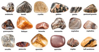 Beyaz zemin üzerinde izole edilmiş kırmızı kahverengi mineraller koleksiyonu (nephelit, onkolit, tuff kumtaşı, bazalt, quartzite, granit, kriyolit, feldspat, andalusite, monzonite, vb.)