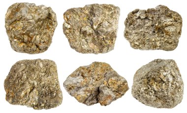 Beyaz arka planda izole edilmiş çeşitli ham demir piritüel mineral örnekleri var.