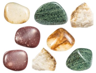 Beyaz arkaplanda izole edilmiş çeşitli ham kuvart mineral örnekleri var.