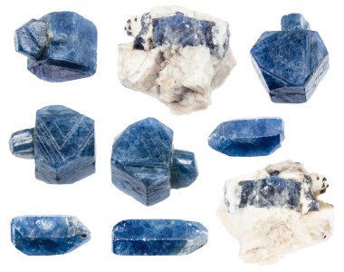 Beyaz arka planda izole edilmiş çeşitli ham safir mineral örnekleri.