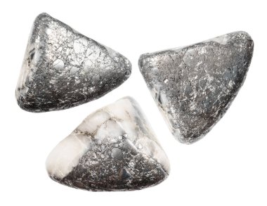 Beyaz arkaplanda izole edilmiş çeşitli ham skutterudite mineral örnekleri seti