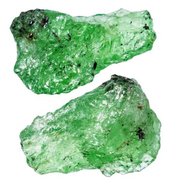 Beyaz arka planda izole edilmiş çeşitli ham tsavorit mineral örnekleri.