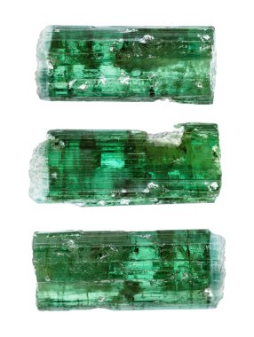 Beyaz arka planda izole edilmiş çeşitli ham verdelite turmalin mineralleri.