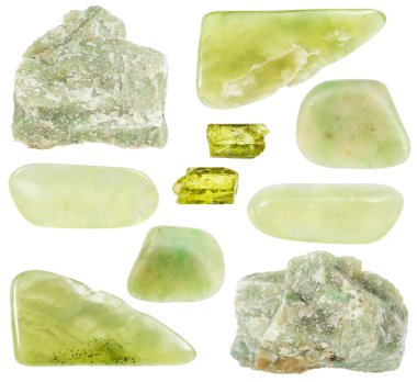 Beyaz arka planda izole edilmiş çeşitli ham Vesuvianite mineral örnekleri.