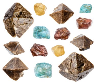 Beyaz zemin üzerinde izole edilmiş çeşitli ham zirkon mineral örnekleri seti