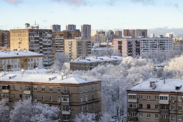 Kış günü kar yağdıktan sonra şehrin yerleşim bölgesi manzarasının üstünde.