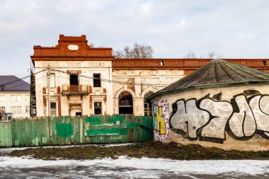 Kostroma, Rusya - 31 Ocak 2025: Kostroma şehrinde terk edilmiş eski evler